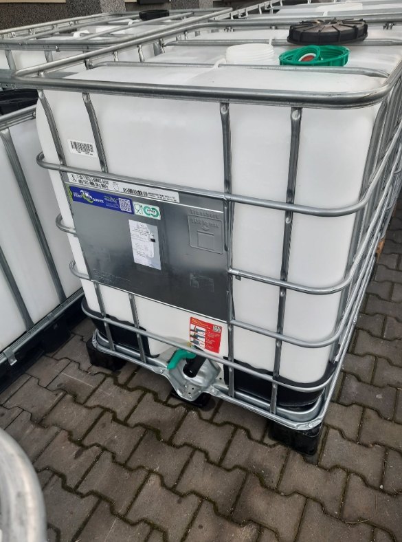 Zbiornik IBC 1000 L w metalowej ramie na palecie
